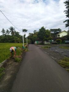GOTONG ROYONG MINGGU PAGI MEMBERSIHKAH LINGKUNGAN PADUKUHAN SUSUKAN III