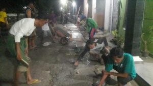 KERJA BAKTI PENGECORAN MEMBUAT TUTUP SALURAN DRAINASE PADUKUHAN SUSUKAN III