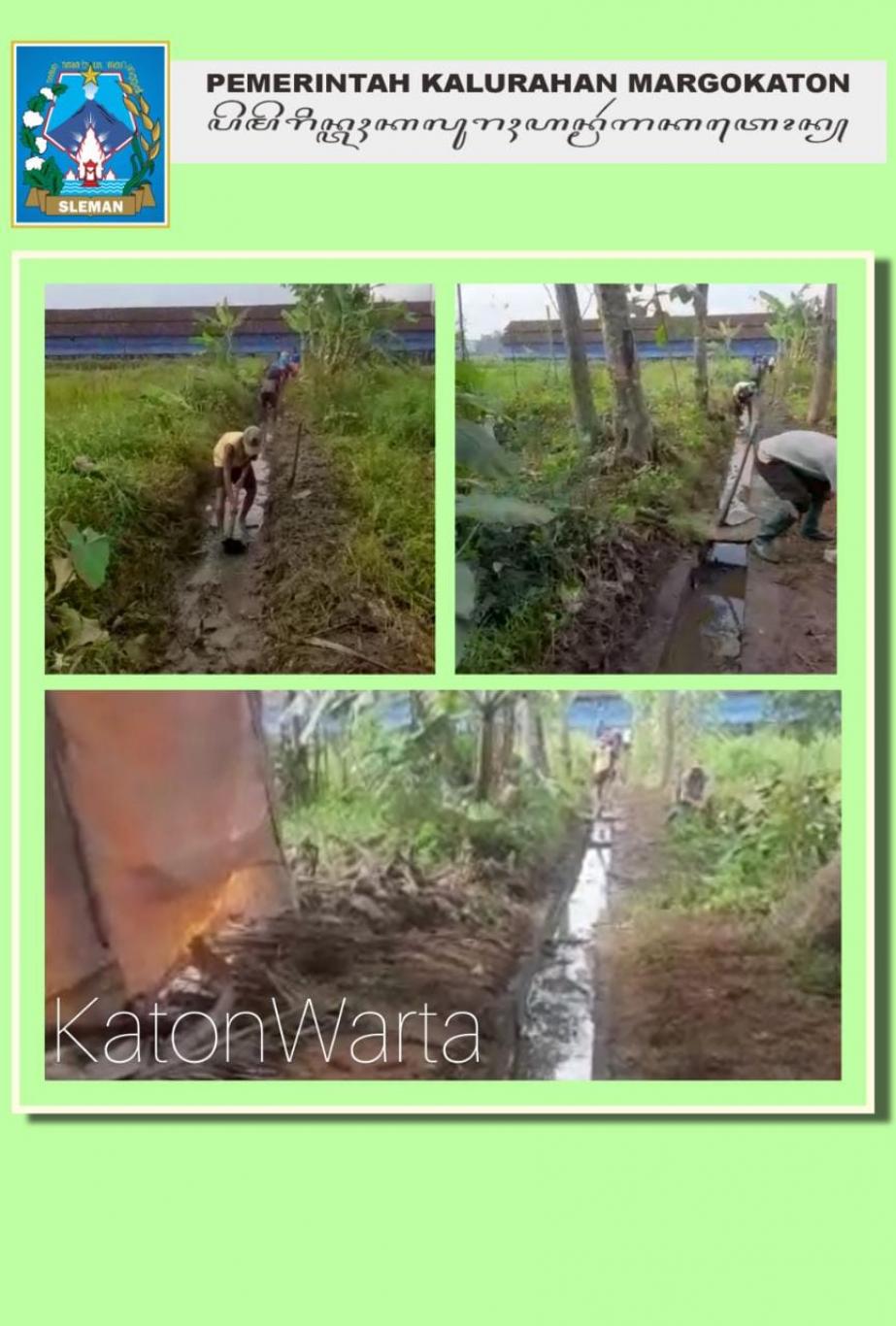 SEMANGAT GOTONG MEMBERSIHKAN SALURAN IRIGASI