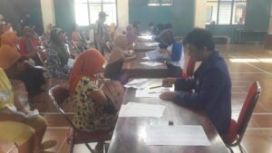 PENYALURAN BANTUAN PANGAN BERAS PERUM BULOG 10 KG DI KALURAHAN MARGOKATON