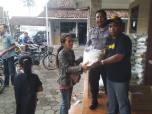PEMBAGIAN BERAS TAHAP KE – 3 DARI PERUM BULOG DI KALURAHAN MARGOKATON