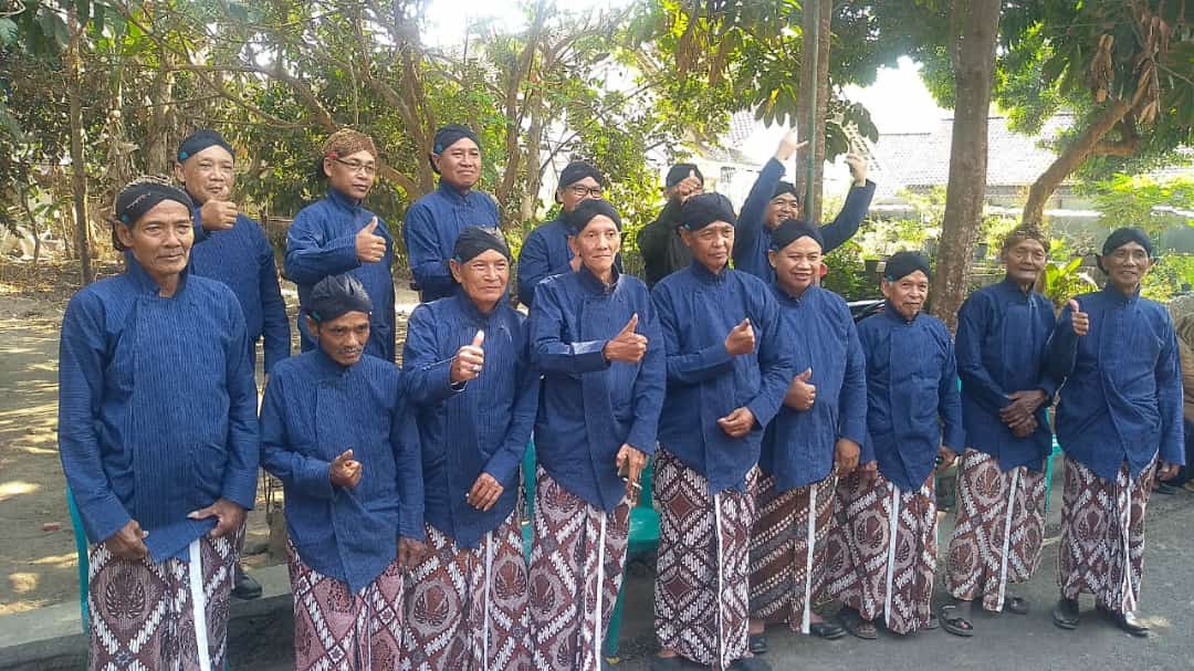 Pakaian Adat