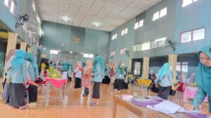 LOMBA MENGHIAS TUMPENG KREATIFITAS IBU PKK 